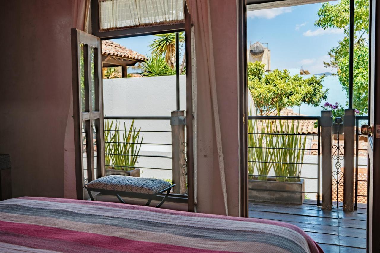Yox Hotel Boutique San Cristobal de las Casas Exterior photo A window with a view of the garden