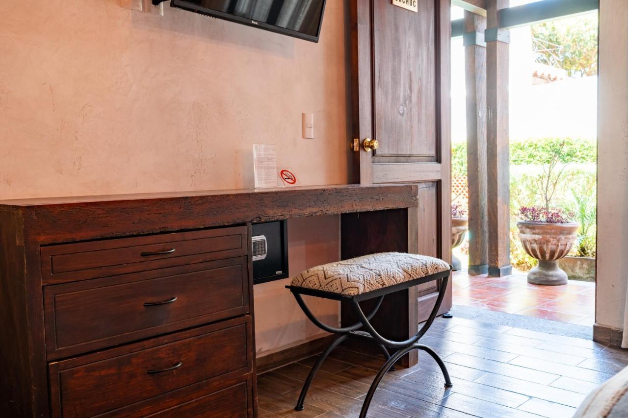 Yox Hotel Boutique San Cristobal de las Casas Exterior photo A yuyu stool