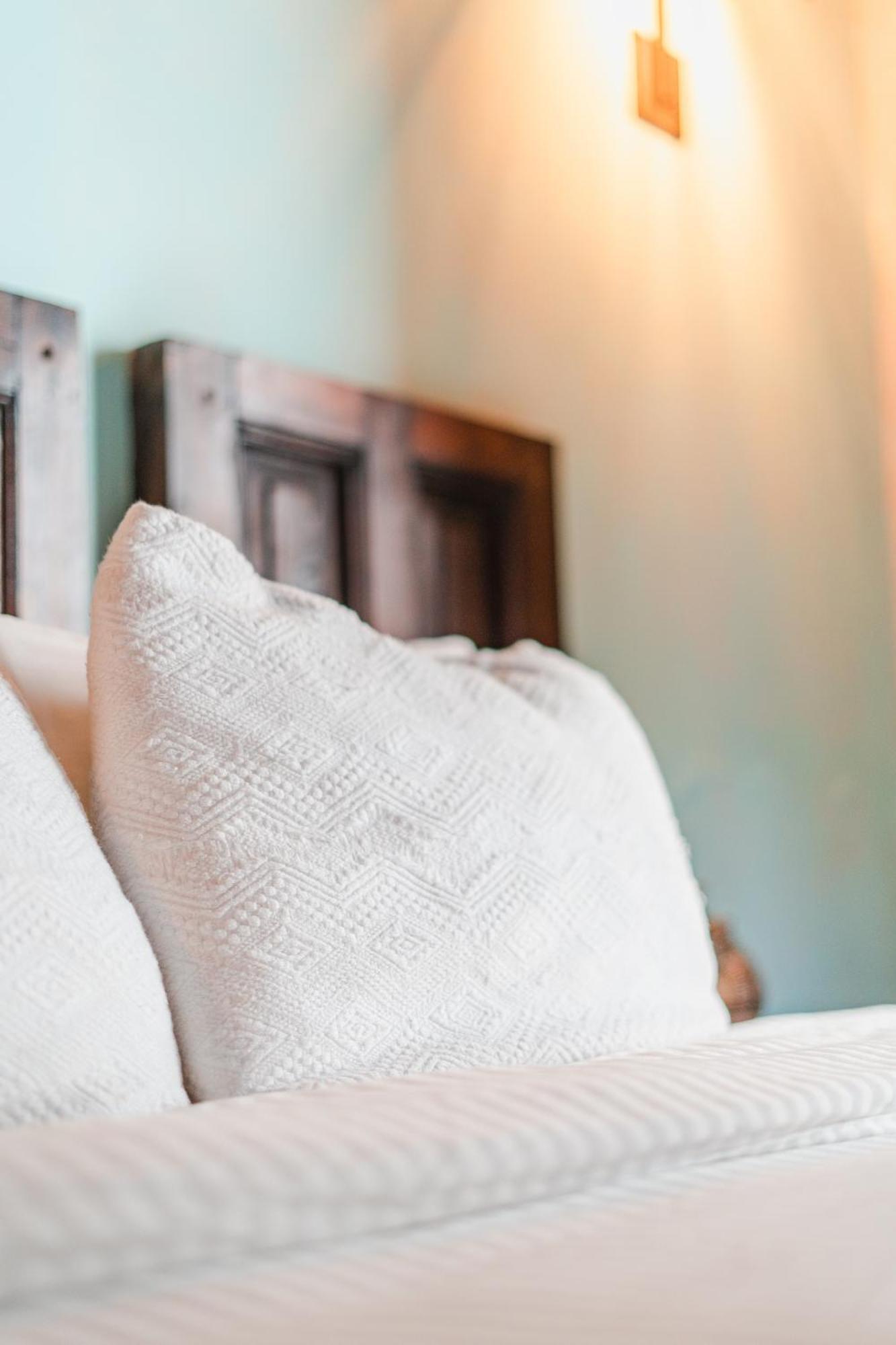 Yox Hotel Boutique San Cristobal de las Casas Room photo A throw pillow