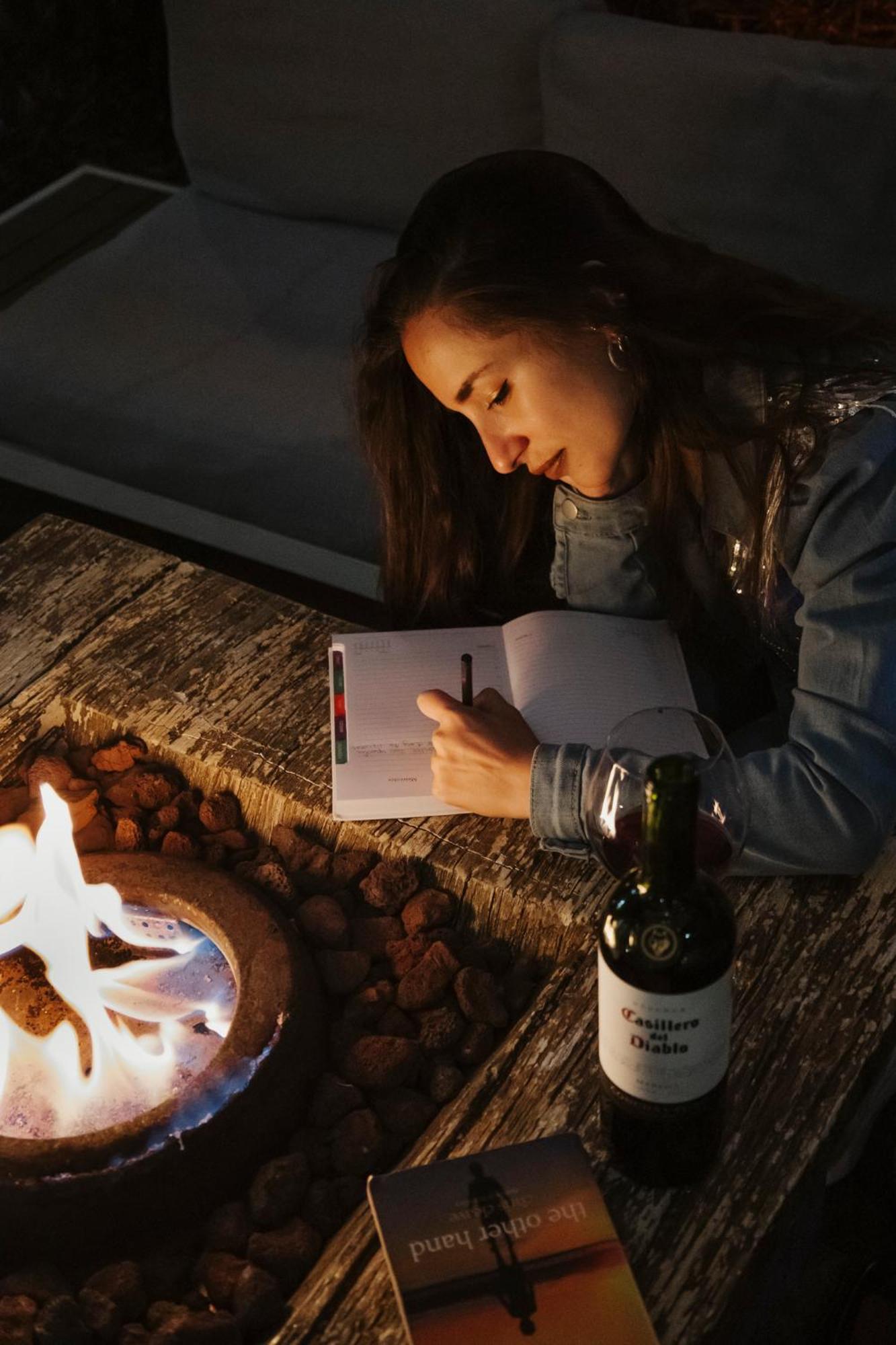 Yox Hotel Boutique San Cristobal de las Casas Exterior photo A woman writing in a journal