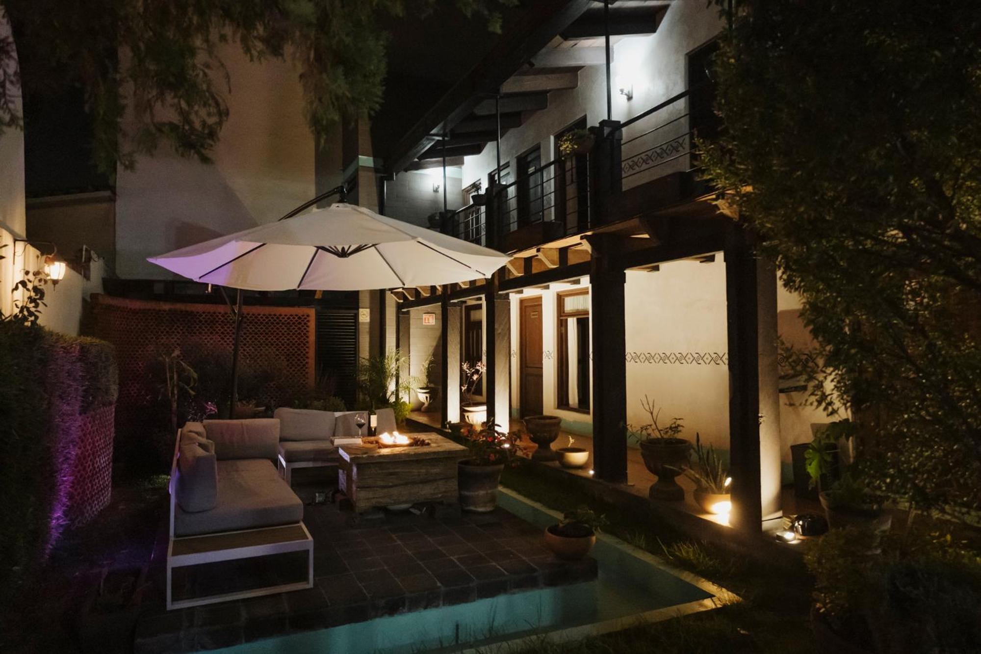 Yox Hotel Boutique San Cristobal de las Casas Exterior photo The hotel's courtyard at night